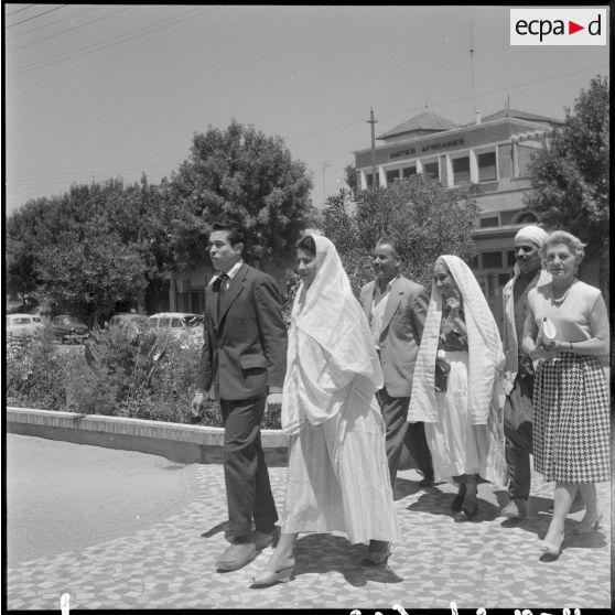 Mariage musulman" à la sortie d'une mairie en Algérie.