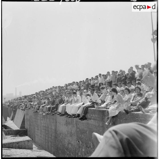 Mers el-Kébir. La foule sur la jetée de Fort Lamoune pendant la revue.
