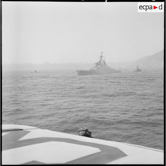 Oran. Le croiseur Le Colbert sur lequel ont pris place les personnalités civiles et militaires.