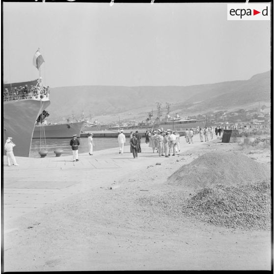 Oran. Visite de l'escadre par la population civile. La foule se presse devant l'escorteur d'escadre Tartu.