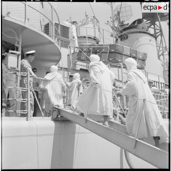 Oran. Visite de l'escadre par la population civile. La foule se presse devant l'escorteur d'escadre Tartu.