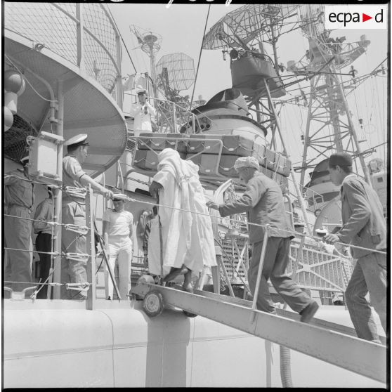 Oran. Visite de l'escadre par la population civile. La foule se presse devant l'escorteur d'escadre Tartu.