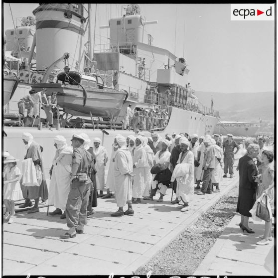 Oran. Visite de l'escadre par la population civile. La foule se presse devant l'escorteur d'escadre Tartu.