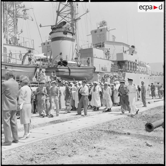 Oran. Visite de l'escadre par la population civile. La foule se presse devant l'escorteur d'escadre Tartu.
