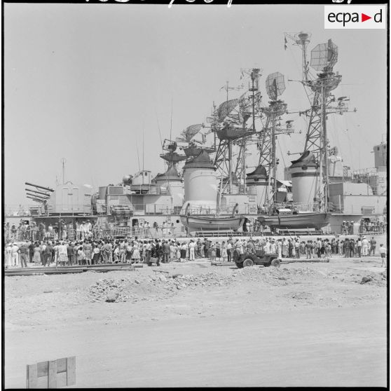 Oran. Visite de l'escadre par la population civile. La foule se presse devant l'escorteur d'escadre Tartu.