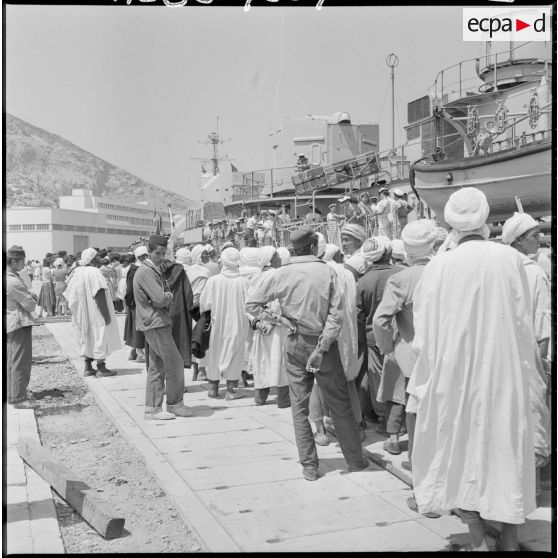 Oran. Visite de l'escadre par la population civile. La foule se presse devant l'escorteur d'escadre Tartu.