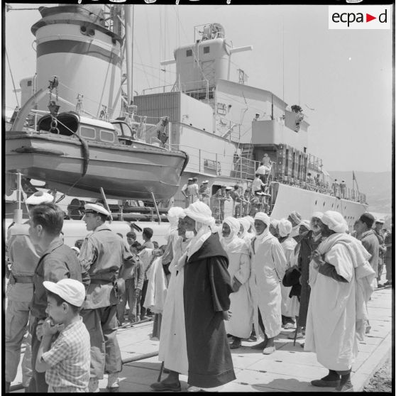 Oran. Visite de l'escadre par la population civile. La foule se presse devant l'escorteur d'escadre Tartu.