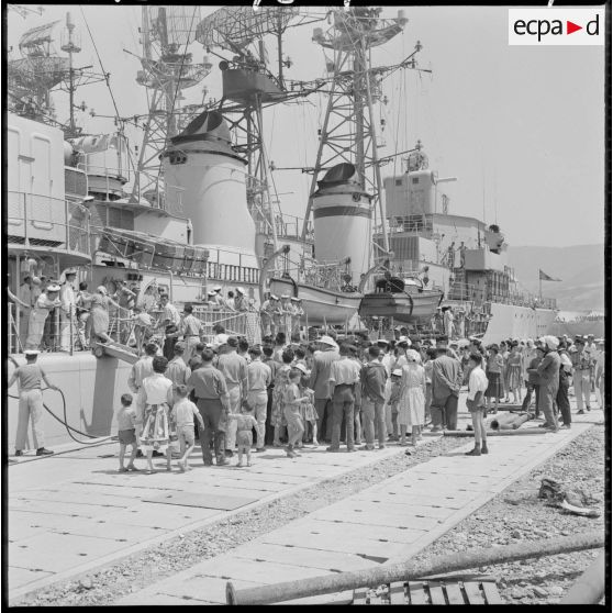 Oran. Visite de l'escadre par la population civile. La foule se presse devant l'escorteur d'escadre Tartu.