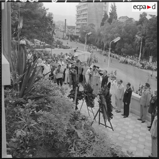Alger. Commémoration de l'anniversaire de l'appel du 18 Juin 1940. Vue d'ensemble des gerbes de fleurs.