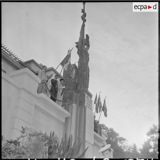 Alger. Commémoration de l'anniversaire de l'appel du 18 Juin 1940. Les drapeaux des anciens combattants au pied de la statue.
