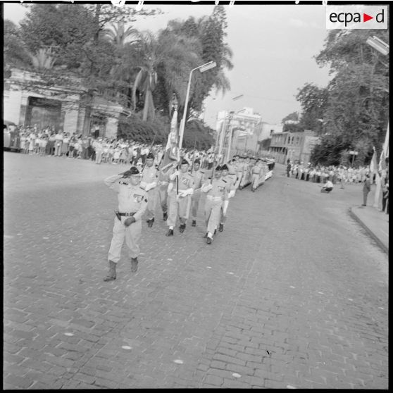 Alger. Commémoration de l'anniversaire de l'appel du 18 Juin 1940. Etendard de l'infanterie, début du défilé.