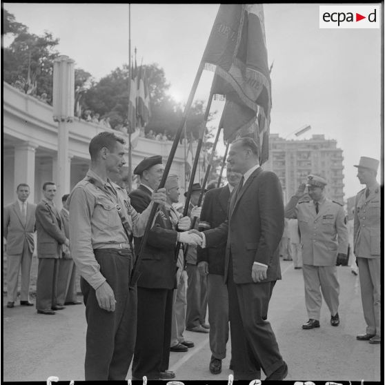 Alger. Commémoration de l'anniversaire de l'appel du 18 Juin 1940. Paul Delouvrier serre la main aux anciens combattants.