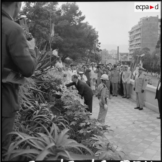 Alger. Commémoration de l'anniversaire de l'appel du 18 Juin 1940. Paul Delouvrier dépose une gerbe de fleurs.