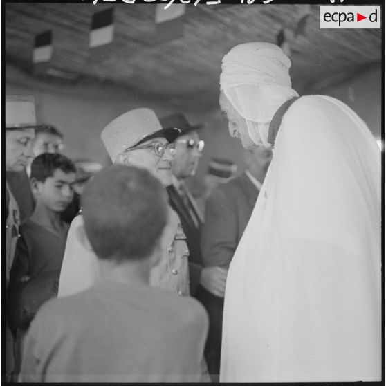 Centre de regroupement des environs de Mascara. Le général Gambiez rencontre une autorité locale.