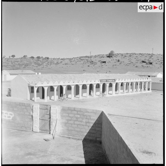 Centre de regroupement de Zelemta. Centre commercial.