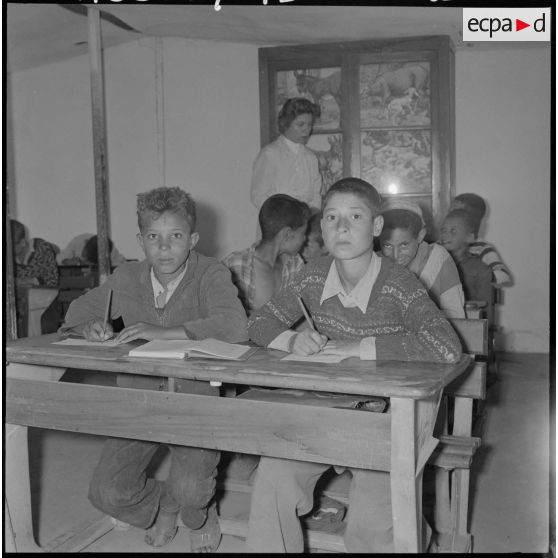 Centre de regroupement de Zelemta. Des élèves en classe.