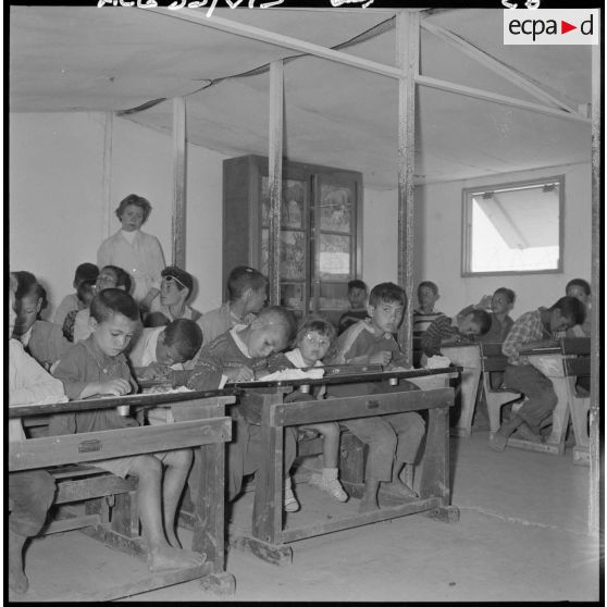 Centre de regroupement de Zelemta. Des élèves en classe.