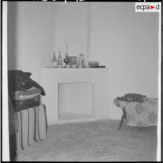 Centre de regroupement de Zelemta. Intérieur d'une maison.