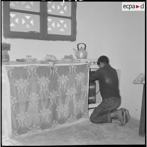 Centre de regroupement de Zelemta. Préparation du thé à l'intérieur d'une maison.