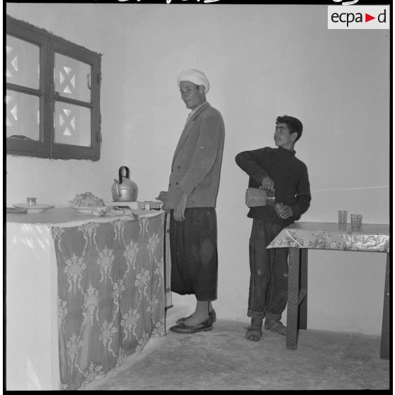 Centre de regroupement de Zelemta. Préparation du thé à l'intérieur d'une maison.