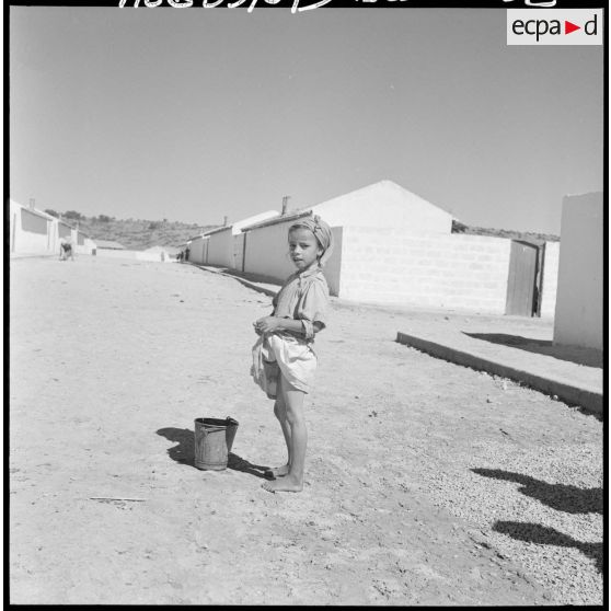 Centre de regroupement de Zelemta. Portrait d'une enfant.
