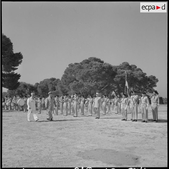 Le lieutenant-colonel Roudière, commandant de l'Ecole militaire préparatoire nord-africaine (EMPNA), et le général d'armée aérienne Challe, commandant en chef des forces en Algérie, passent en revue la musique militaire et la garde au drapeau de l'Ecole, à l'occasion de la cérémonie de distribution solennelle des prix.