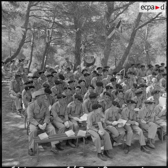 Plan d'ensemble des élèves de l'Ecole militaire préparatoire nord-africaine (EMPNA) de Koléa pendant le discours du général d'armée aérienne Challe, commandant en chef des Forces en Algérie, à l'occasion de la cérémonie de distribution solennelle des prix, dans les jardins de l'Ecole.