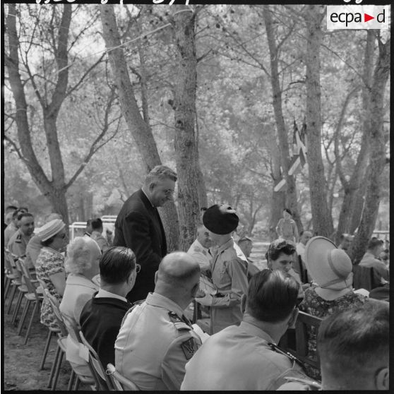 M. le préfet Beugmet remet un prix d'excellence à un élève, dans les jardins de l'Ecole militaire préparatoire nord-africaine (EMPNA) de Koléa.