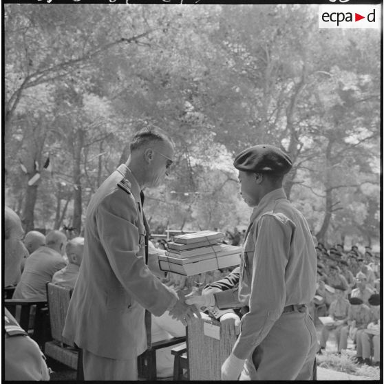 Une autorité militaire remet son prix à un élève dans les jardins de l'Ecole militaire préparatoire nord-africaine (EMPNA) de Koléa.