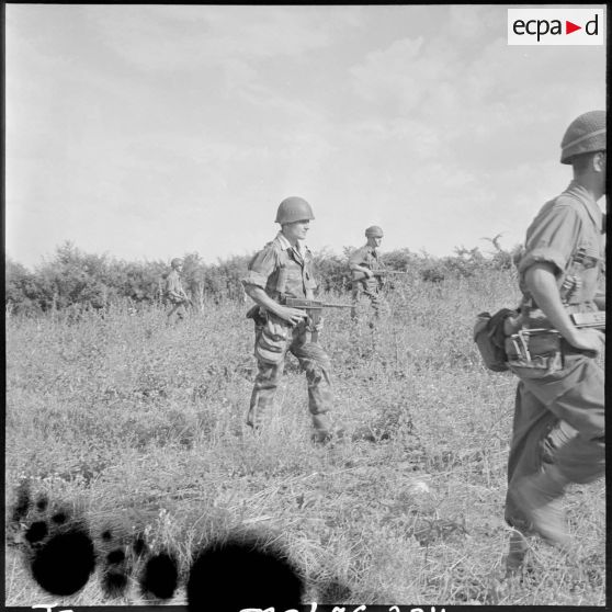 Guelma. Ensemble d'une patrouille des commandos de chasse du 151e régiment d'infanterie motorisée (RIM).