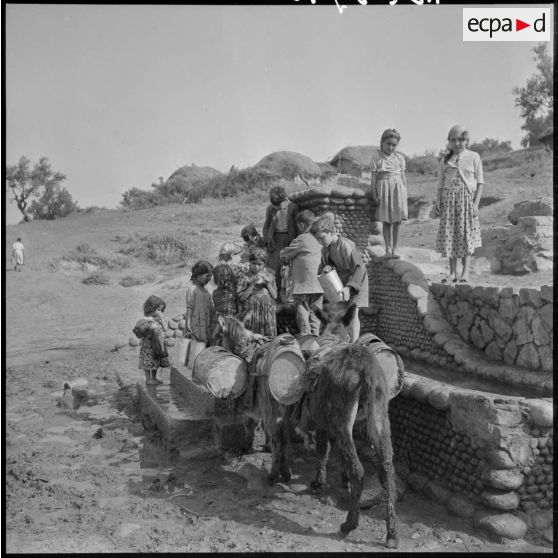 Guelma. Des enfants prennent de l'eau à la fontaine.