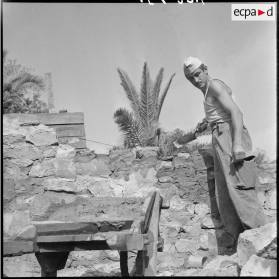Guelma. 151e régiment d'infanterie motorisée (RIM). Le 2e classe 57/2A en plein travail à la construction d'un mur.