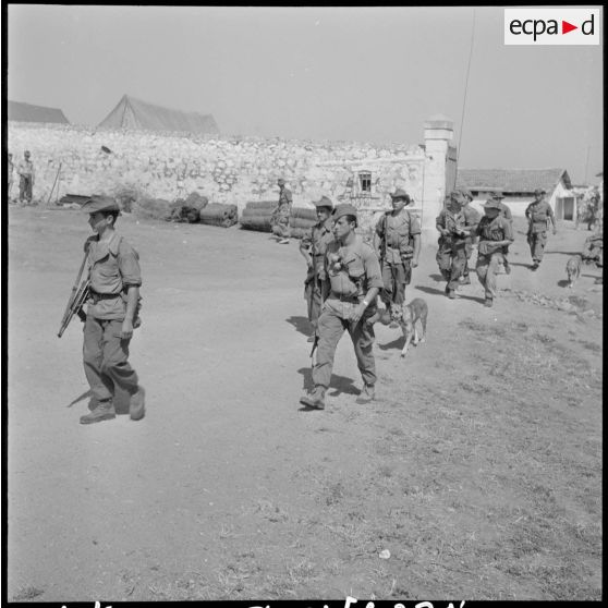 Guelma. 151e régiment d'infanterie motorisée (RIM). Une patrouille sortant du poste.