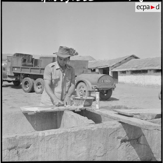 Guelma. 151e régiment d'infanterie motorisée (RIM). Un moment de calme, on en profite pour laver. C'est ce que fait un 2e classe 57/1C.