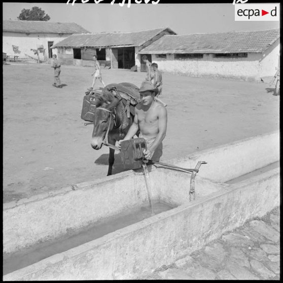 Guelma. 151e régiment d'infanterie motorisée (RIM). Dans certains postes il faut faire la réserve d'eau, ici c'est un 2e classe 58/1A qui en est chargé.