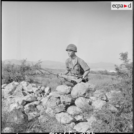 Guelma. 151e régiment d'infanterie motorisée (RIM). Le 2e classe 57/2B en patrouille, franchit un obstacle.