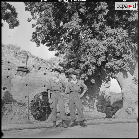 Guelma. 151e régiment d'infanterie motorisée (RIM). Portrait de deux soldats.