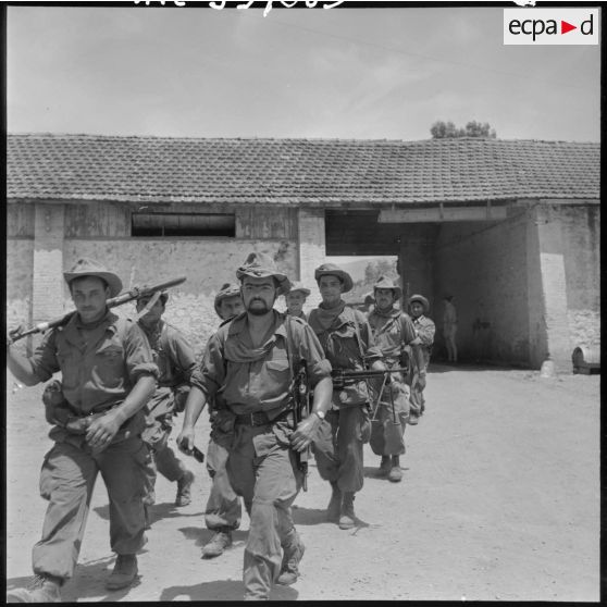 Guelma. 151e régiment d'infanterie motorisée (RIM). Une patrouille rentre d'une embuscade de nuit.
