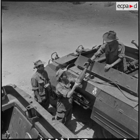 Guelma. 151e régiment d'infanterie motorisée (RIM). Chargement des obus de 120 mm sur les auto-mitrailleuses (AM).