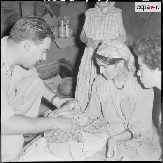 Consultation du médecin à l'intérieur d'une mechta.