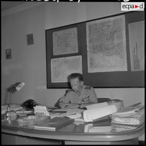 Le capitaine Doeffer devant son bureau.