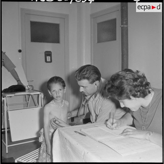 Auscultation d'une fillette dans un centre de regroupement.