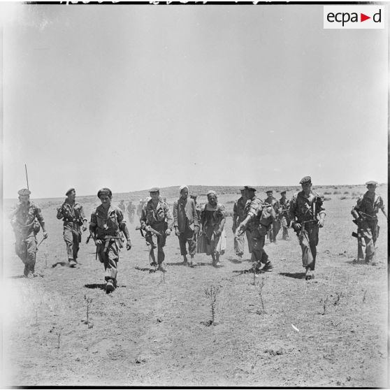 Opération dans le djebel Amour au nord-est d'Aflou. Plusieurs suspects sont ramenés par les commandos de marine pour être interrogés.