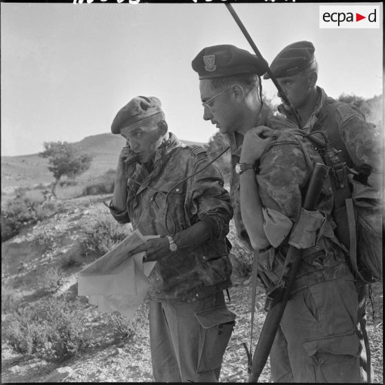 Opération dans le djebel Amour au nord-est d'Aflou. Le capitaine de corvette Costagliola transmet ses ordres aux diverses sections opérant sur le terrain.