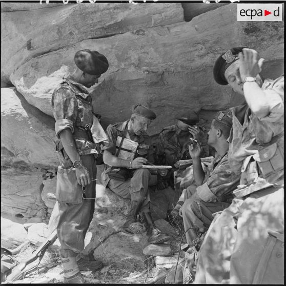 Opération dans le djebel Amour au nord-est d'Aflou. Le colonel Roumiantzoff tient un dernier briefing sur les lieux de l'opération.