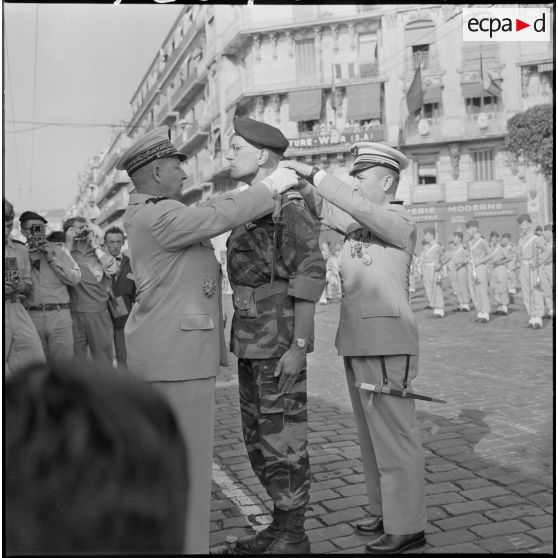 Le lieutenant-colonel François Coulet, commandant des commandos parachutistes de l'Air, reçoit la Cravate de commandeur de la Légion d'honneur.