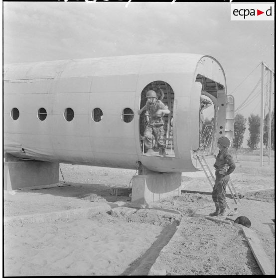 Entraînement à la sortie de l'appareil, sur maquette de la base aérienne projetée (BAP) de Blida.