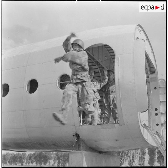 Entraînement à la sortie de l'appareil, sur maquette de la base aérienne projetée (BAP) de Blida.