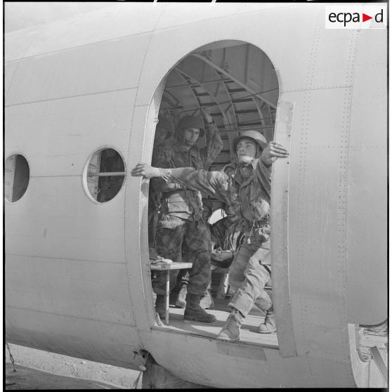 Entraînement à la sortie de l'appareil, sur maquette de la base aérienne projetée (BAP) de Blida.