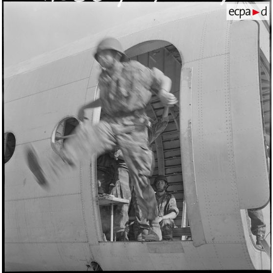 Entraînement à la sortie de l'appareil, sur maquette de la base aérienne projetée (BAP) de Blida.